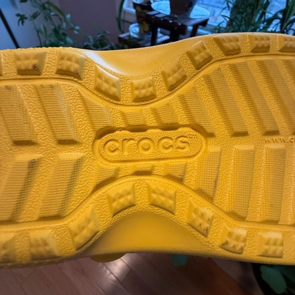 CROCS Yellow Clogs with Fuzzy Lining - Picture 9 of 9
